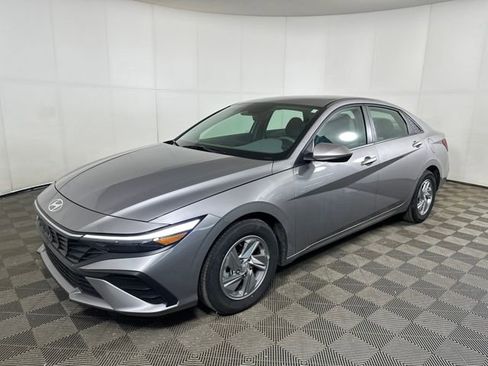 Certified 2024 Hyundai Elantra SE image 7