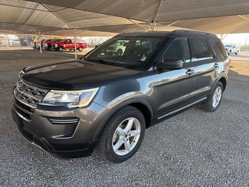 Used 2018 Ford Explorer XLT image 3