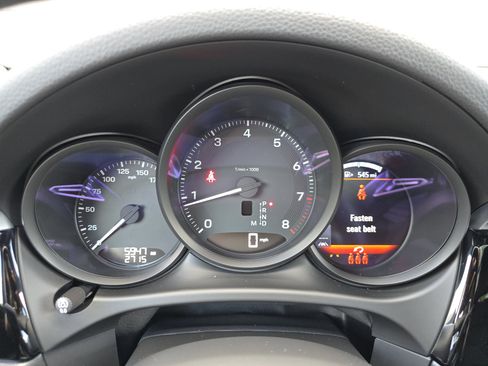 Certified 2025 Porsche Macan image 18
