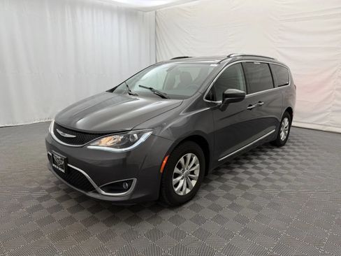 Used 2019 Chrysler Pacifica Touring-L FWD image 2
