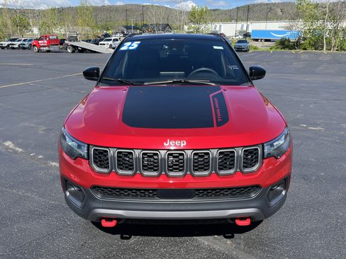 Used 2025 Jeep Compass Trailhawk AWD/4WD image 2