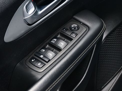 Used 2024 Chrysler Pacifica Touring FWD image 13