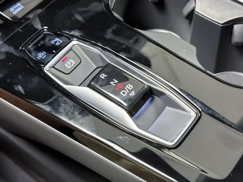 Used 2025 Audi Q6 e-tron Premium Plus AWD/4WD image 22