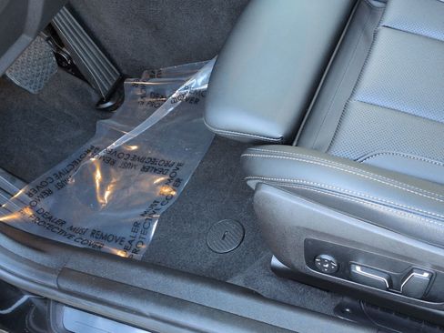 Used 2025 BMW 330i Sedan w/ Convenience Package image 17