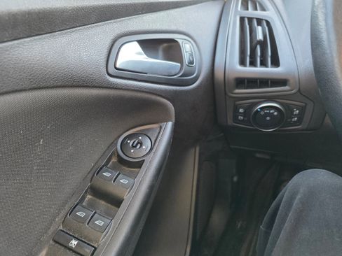 Used 2018 Ford Focus SE w/ SE Appearance Package image 16