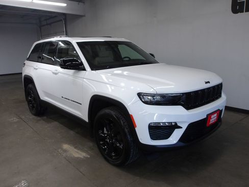 Used 2023 Jeep Grand Cherokee Limited w/ Luxury Tech Group II AWD/4WD image 4