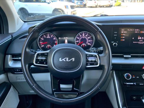 Used 2024 Kia Carnival LX image 7
