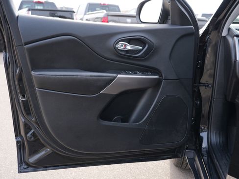 Used 2019 Jeep Cherokee Latitude Plus image 14