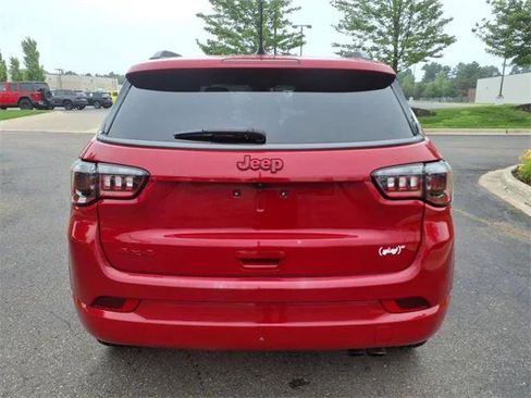 Certified 2022 Jeep Compass Limited image 5