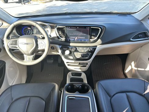 Used 2024 Chrysler Pacifica Touring-L FWD image 20