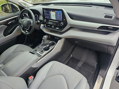 Used 2022 Toyota Highlander Platinum image 11