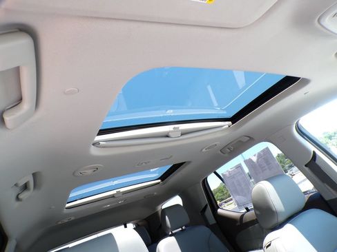 Used 2020 Chevrolet Traverse Premier AWD/4WD image 16