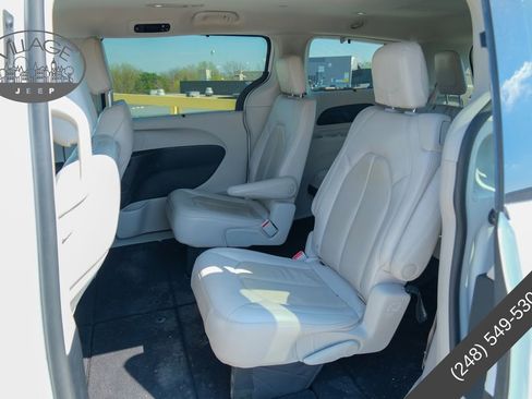 Used 2021 Chrysler Pacifica Touring-L FWD image 12