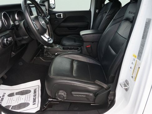 Used 2018 Jeep Wrangler Unlimited Sahara AWD/4WD image 9
