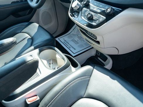 Used 2023 Chrysler Pacifica Touring-L FWD image 39