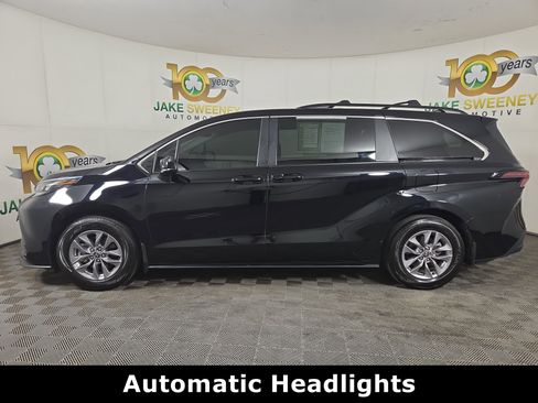 Used 2025 Toyota Sienna LE w/ LE Plus Package FWD image 4