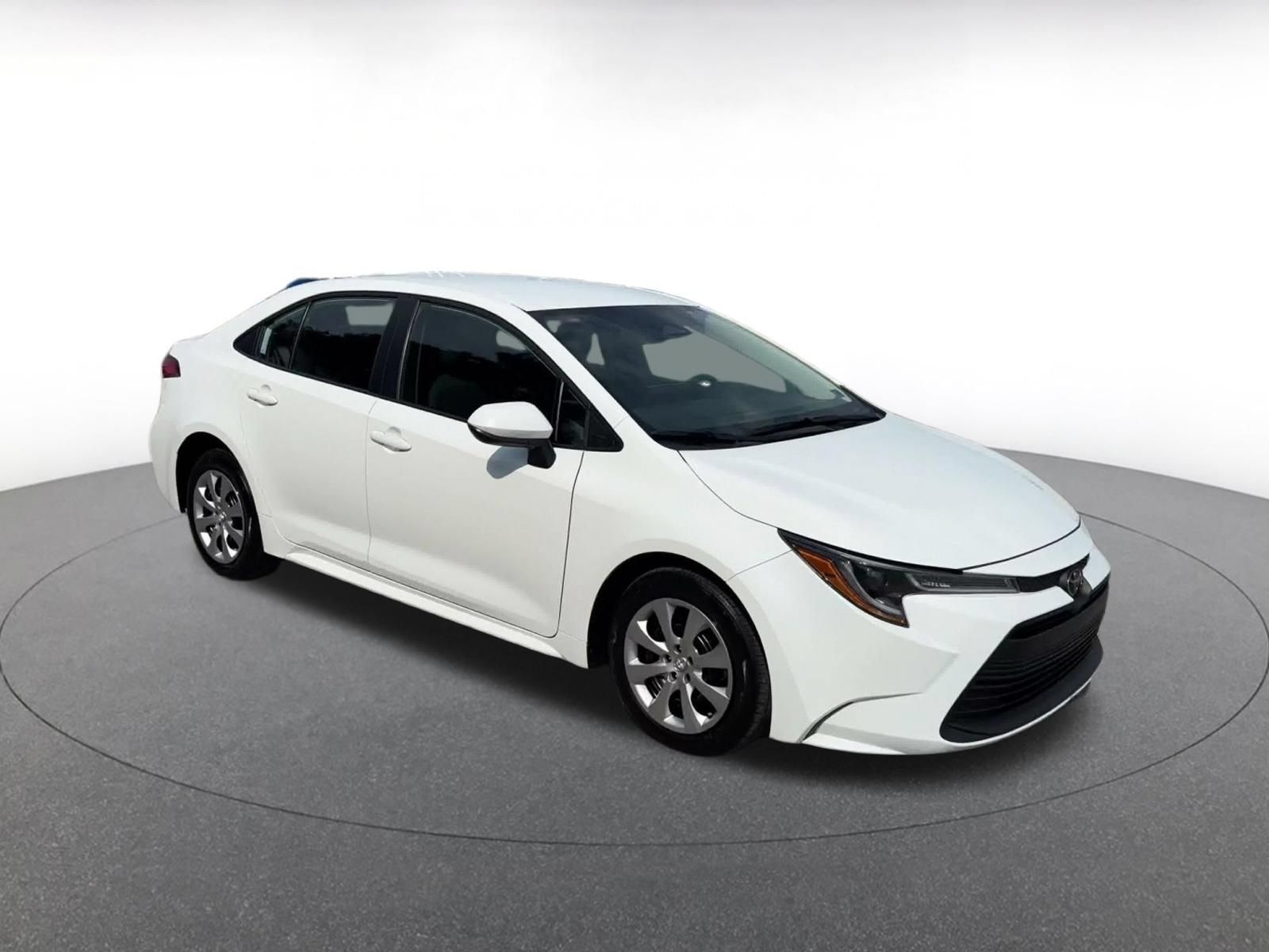 Used 2025 Toyota Corolla LE FWD image 2