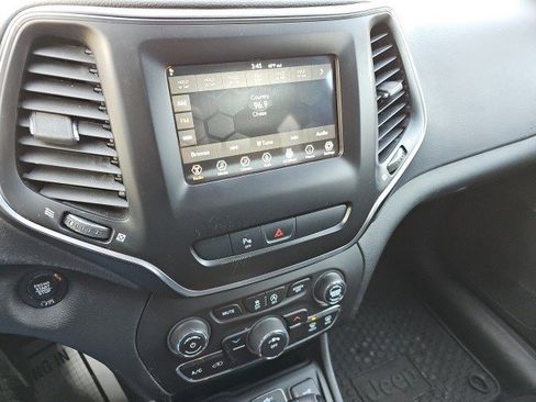 Used 2019 Jeep Cherokee Latitude Plus w/ Cold Weather Group image 24