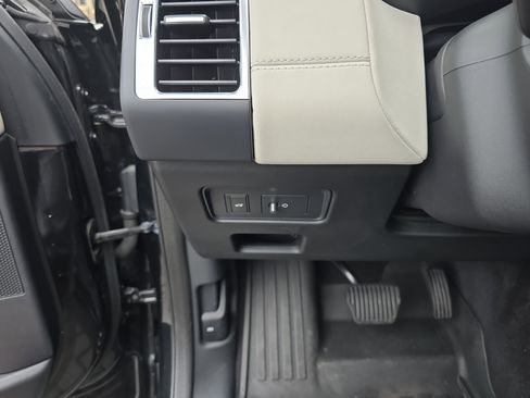 Used 2021 Land Rover Discovery S image 33