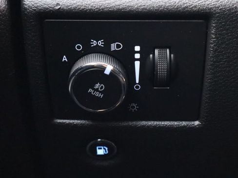 Used 2018 Jeep Grand Cherokee Laredo AWD/4WD image 29
