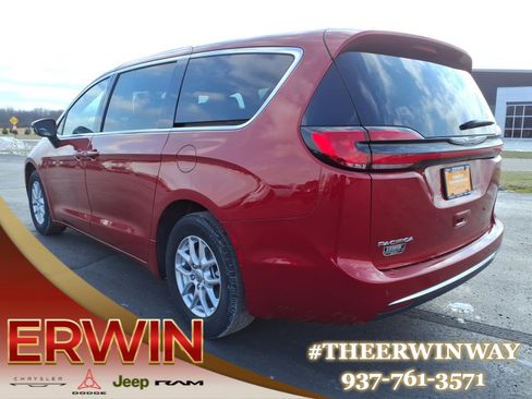 Certified 2025 Chrysler Pacifica Select image 5