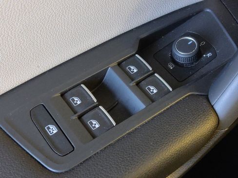 Used 2021 Volkswagen Tiguan SE image 27