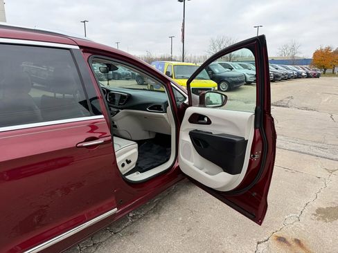 Used 2020 Chrysler Pacifica Limited image 31