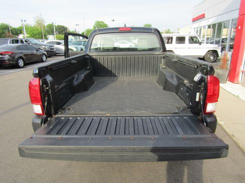 Used 2017 Toyota Tacoma SR AWD/4WD image 17