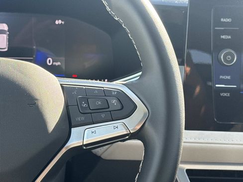 Certified 2025 Volkswagen Taos SE w/ Panoramic Sunroof Package image 10