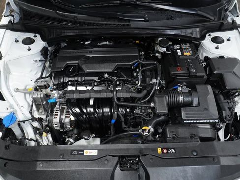 Certified 2025 Hyundai Elantra SE image 9