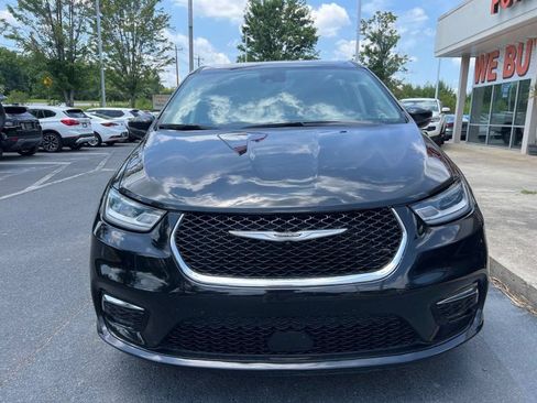 Used 2023 Chrysler Pacifica Touring-L FWD image 2