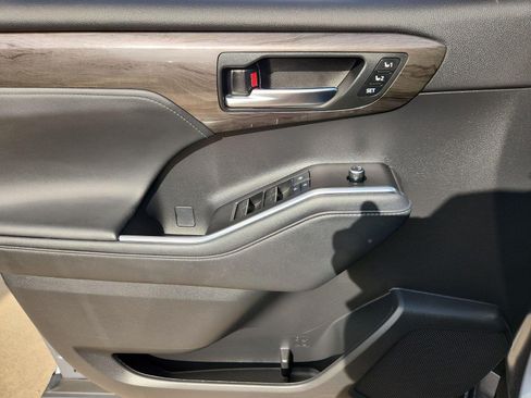 Used 2021 Toyota Highlander Limited FWD image 23