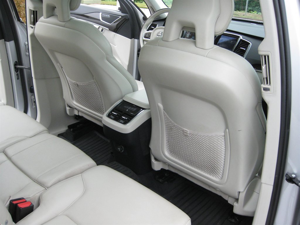 Used 2018 Volvo XC90 T6 Momentum w/ Convenience Package AWD/4WD image 35