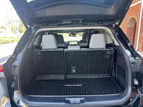 Used 2023 Toyota Highlander Bronze Edition image 12