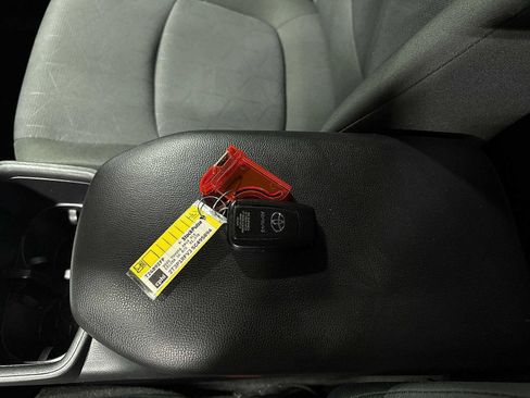 Used 2025 Toyota RAV4 XLE AWD/4WD image 31