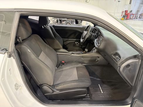 Used 2015 Dodge Challenger SXT image 12
