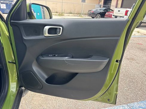 Used 2024 Hyundai Venue SEL FWD image 17