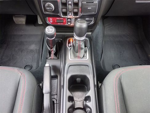 Used 2022 Jeep Gladiator Rubicon w/ Cold Weather Group image 19