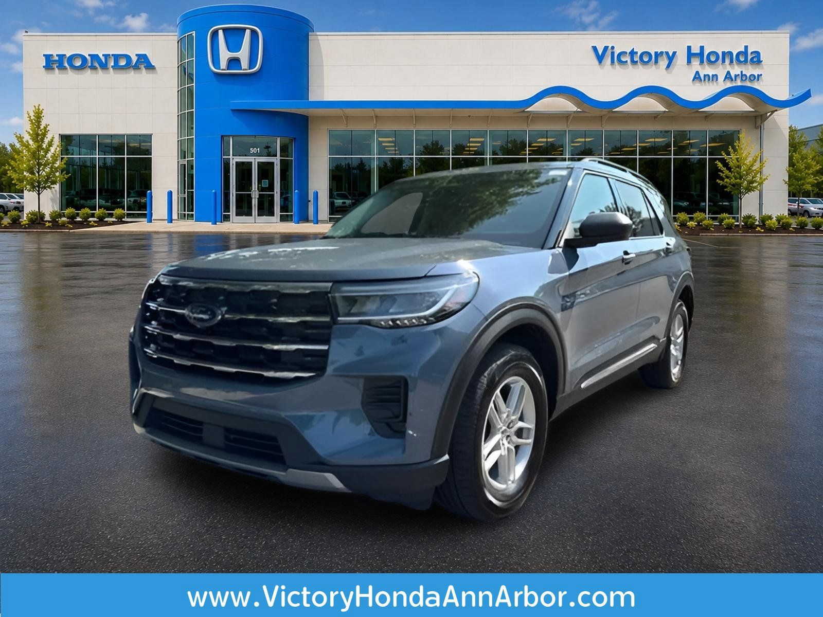 Used 2025 Ford Explorer Active AWD/4WD image 1
