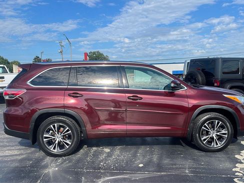 Used 2016 Toyota Highlander XLE AWD/4WD image 2