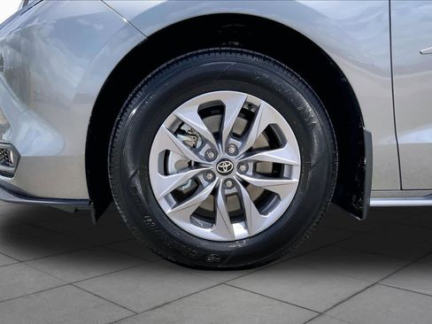 Certified 2026 Toyota Sienna XLE FWD image 11