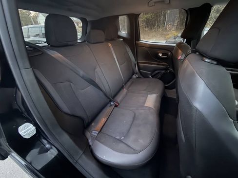 Used 2018 Jeep Renegade Altitude FWD image 10