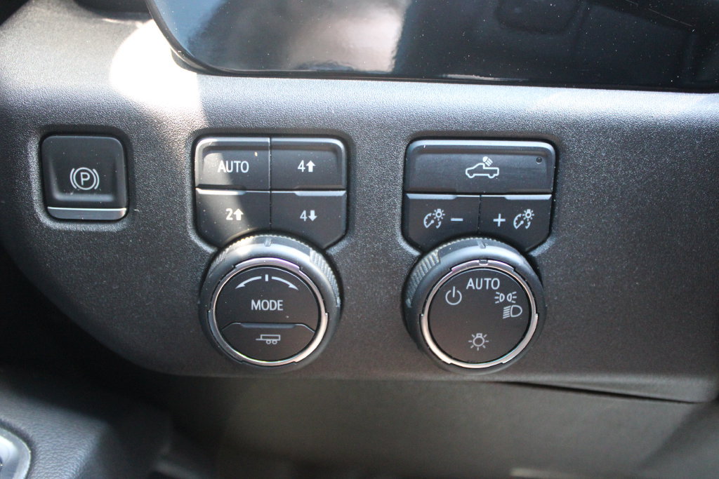 Used 2022 Chevrolet Silverado 1500 LT w/ Z71 Off-Road Package AWD/4WD image 44