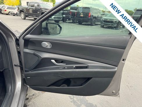 Used 2021 Hyundai Elantra SEL w/ Convenience + Premium Package FWD image 10