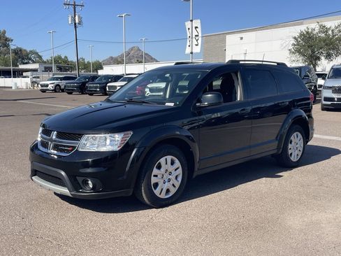 Used 2019 Dodge Journey SE w/ Connectivity Group FWD image 2