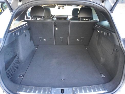 Used 2020 Jaguar F-PACE Premium image 33