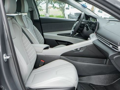 Used 2025 Hyundai Elantra Limited image 37