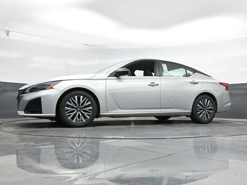 Used 2024 Nissan Altima 2.5 SV FWD image 43