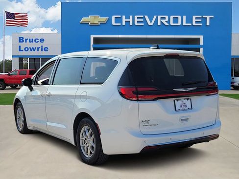 Used 2024 Chrysler Pacifica Touring-L FWD image 4