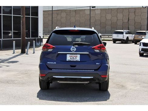 Used 2020 Nissan Rogue SV w/ Premium Package FWD image 4